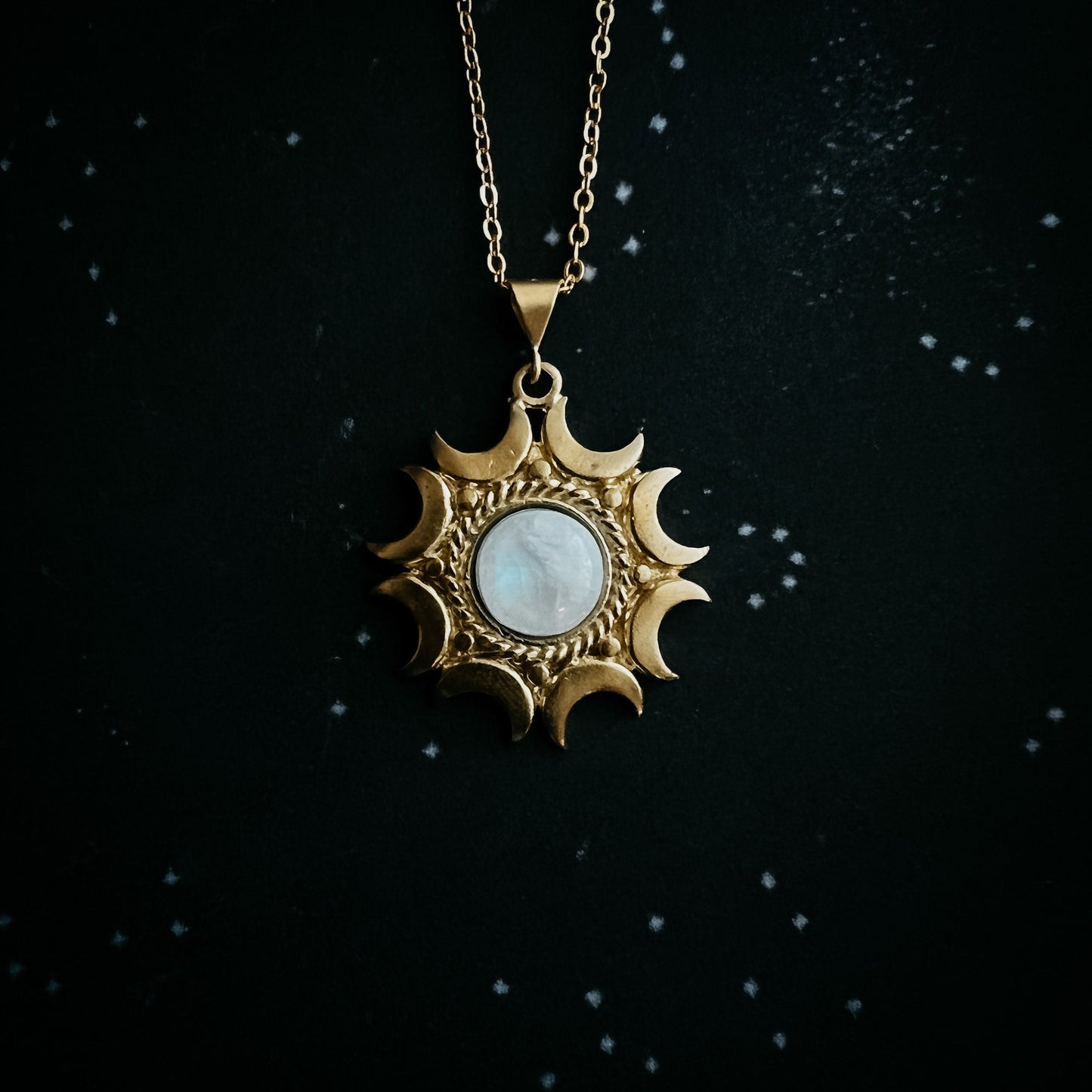 Lunar Witch Necklace – Rainbow Moonstone Pendant for Spiritual Protection & Energy
