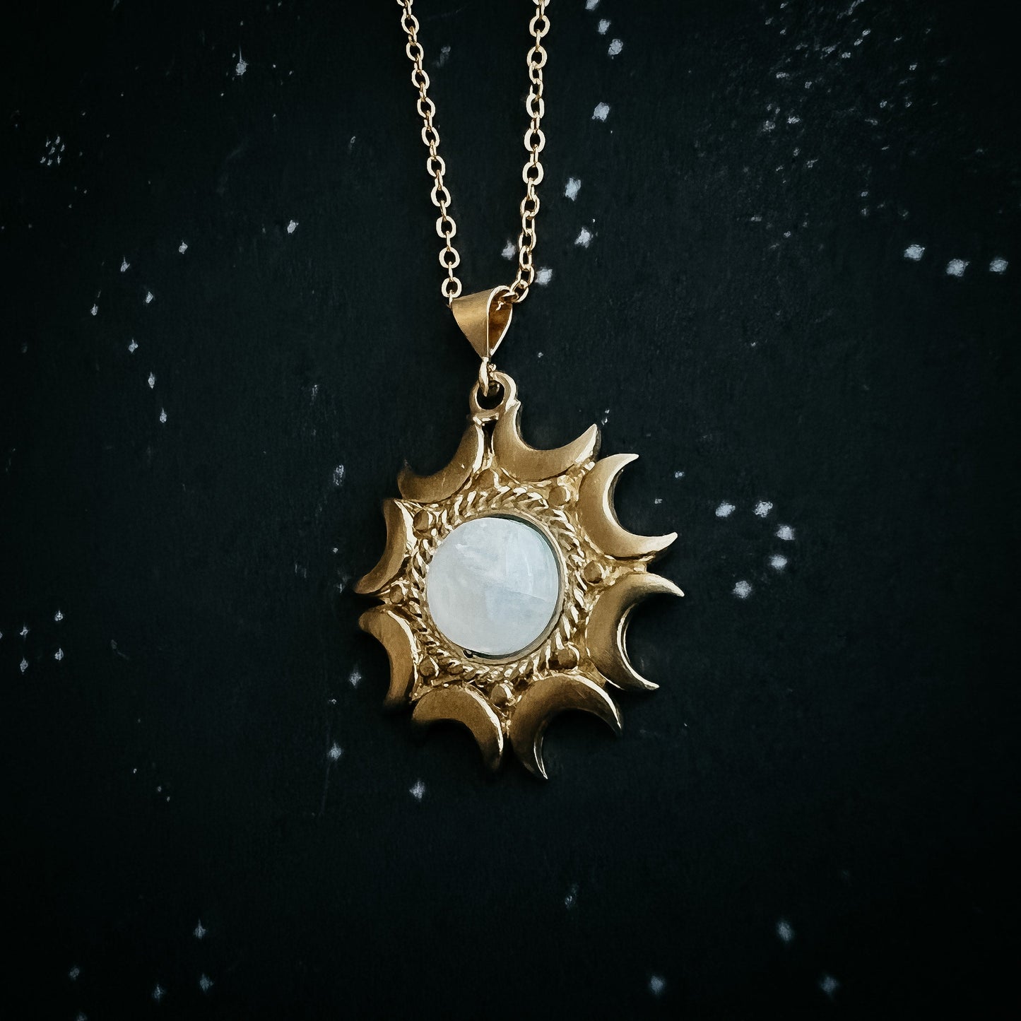 Lunar Witch Necklace – Rainbow Moonstone Pendant for Spiritual Protection & Energy