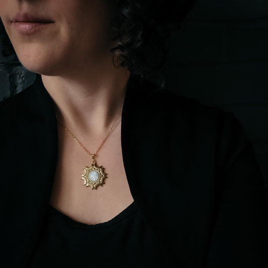 Lunar Witch Necklace – Rainbow Moonstone Pendant for Spiritual Protection & Energy